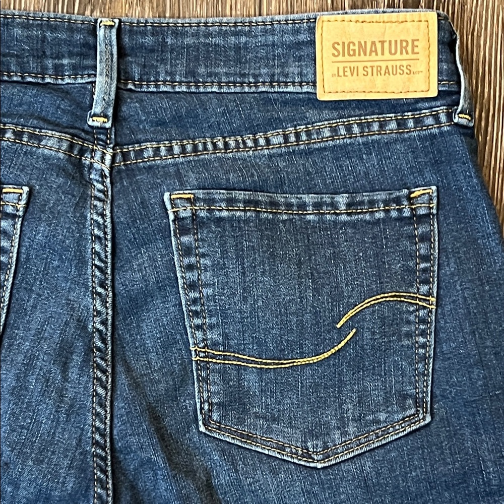 Signature by Levi's Strauss Women's Bermuda Shorts Size 8 W29 Blue Denim - Picture 4 of 13